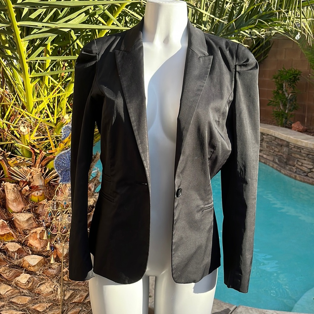 - H&M Black Cropped Blazer - Picture 2 of 6